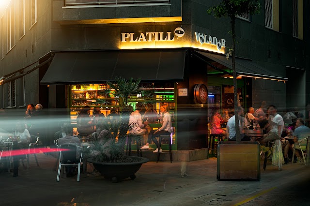 fachada exterior platillo volador de noche